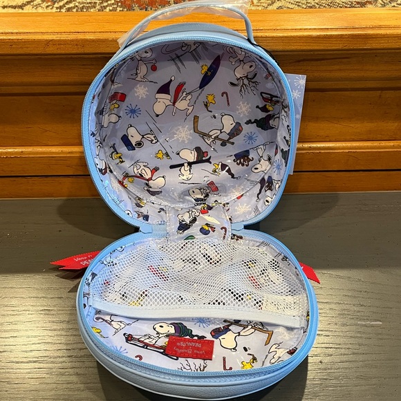 NWT Vera Bradley Peanuts Collection Whimsy Cosmetic Bag in Ski Slope Snoopy - Picture 11 of 14